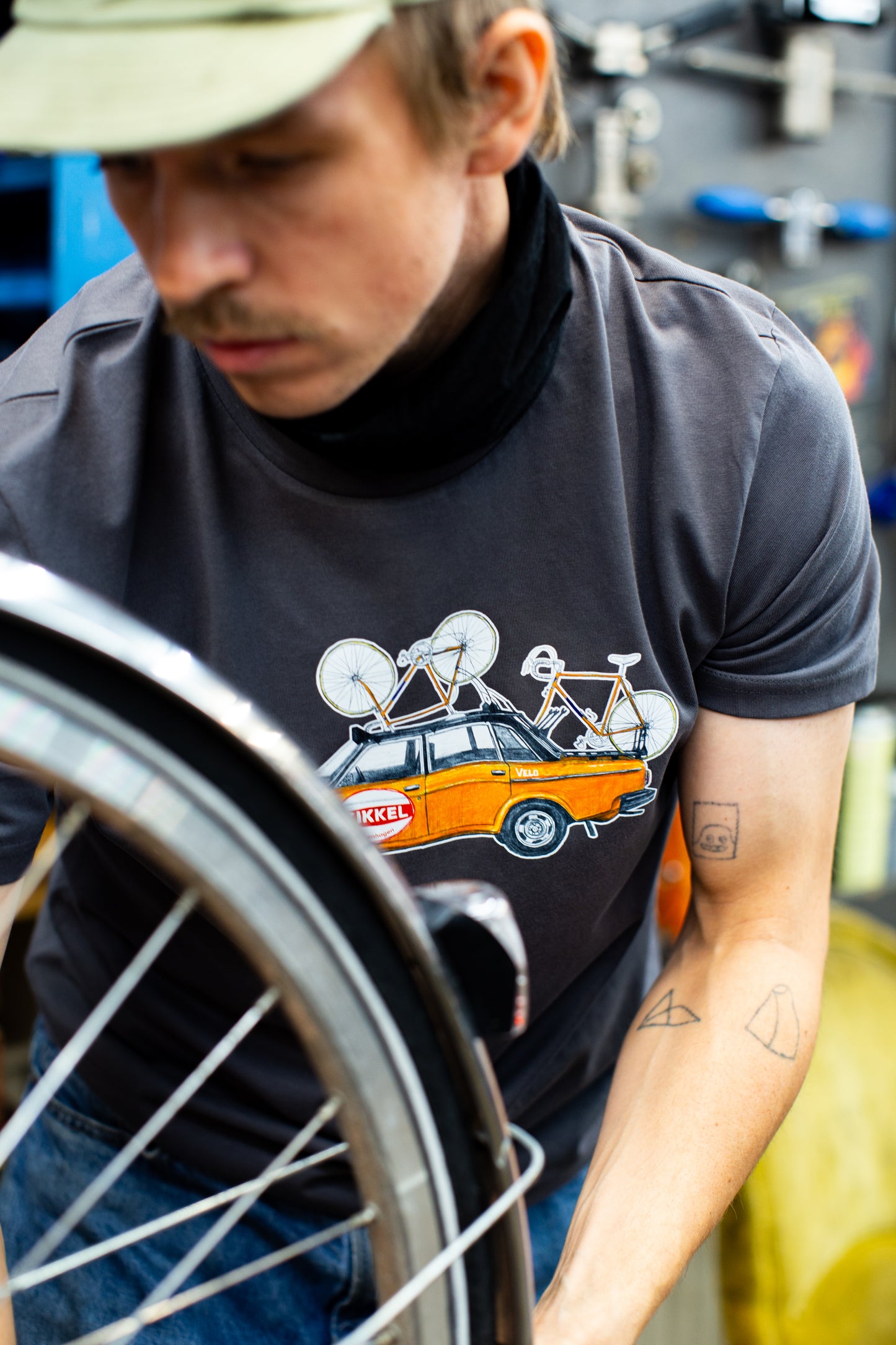 Orange 1975 Cycling Team Car - T-Shirt