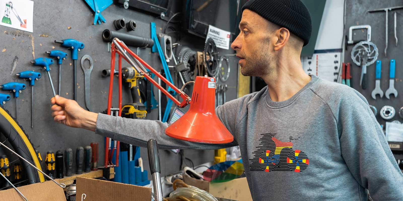 The Hour Record - Cikkel